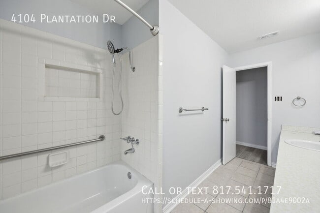 Building Photo - 4104 Plantation Dr
