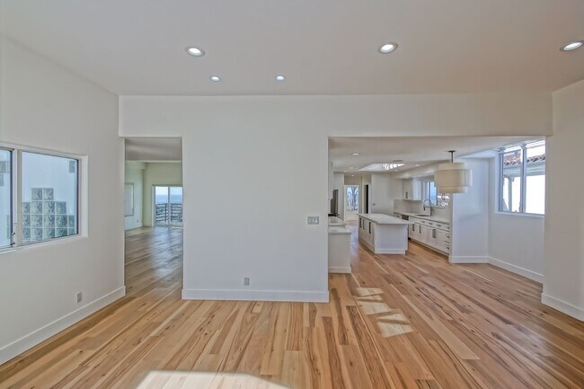 Building Photo - Beautifully Remodeled, 4BR4.5BA Hill Section Home w/ Amazing Panoramic Ocean Views, 3 Decks, Atri...