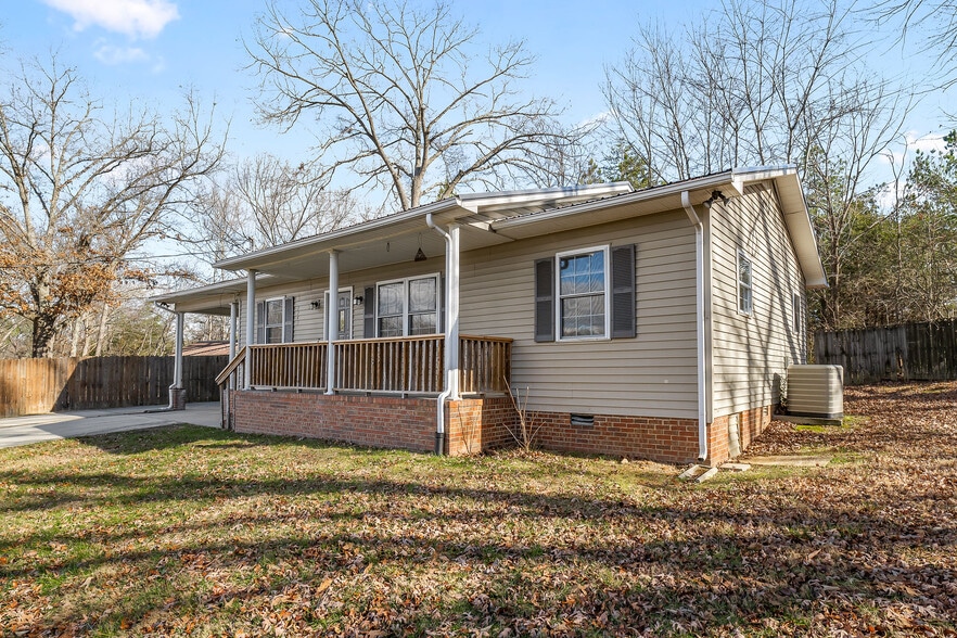 Building Photo - 2143 Wildwood Rd