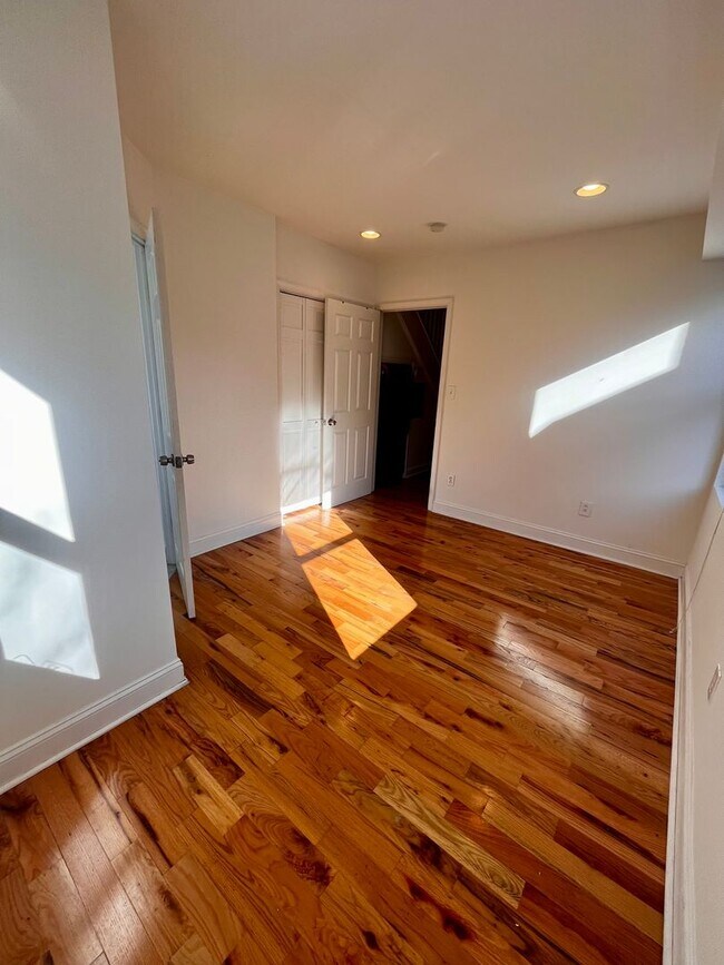 Building Photo - Beautiful newly renovated 2-bedroom 2 bath In Northern Liberties
