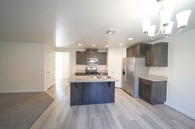 Building Photo - Spacious Townhome for Rent – Prime Location!