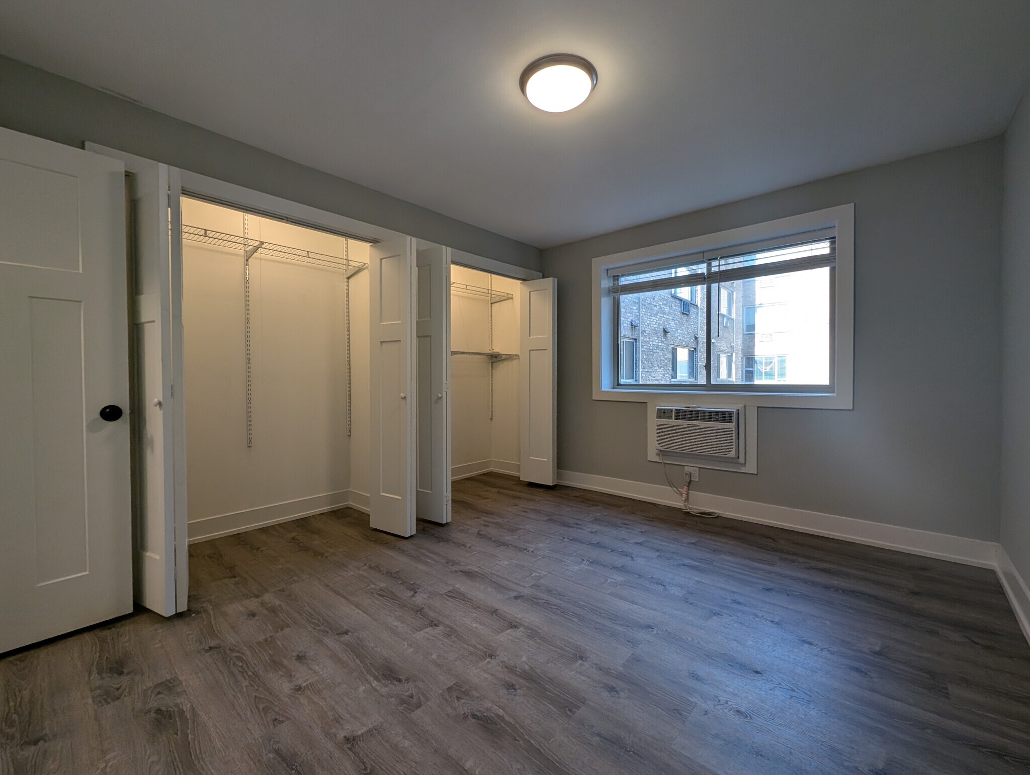 Building Photo - 542 W Surf St