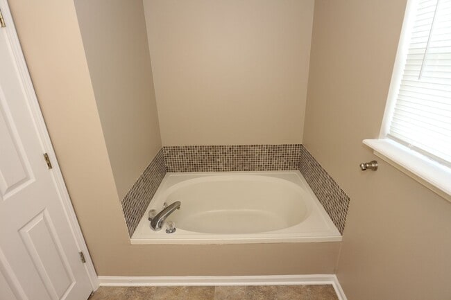 Building Photo - Large 5 Bedroom Westfield Home!