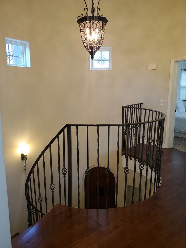 Building Photo - Elegant Coronado Village Home