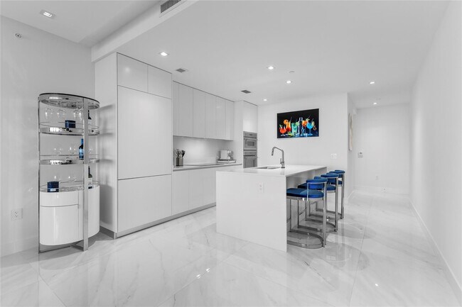 Building Photo - 700 NE 24th St