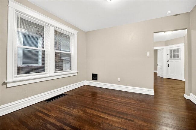 Building Photo - Sh'Cuuute!