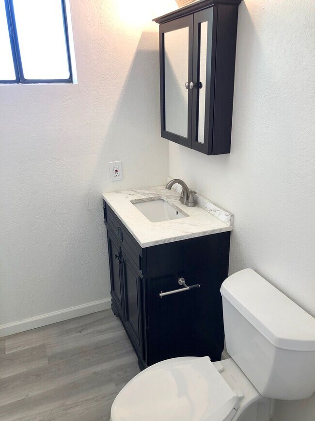 Building Photo - Cute 3 Bedroom Home near Hualapai Mt. School.
