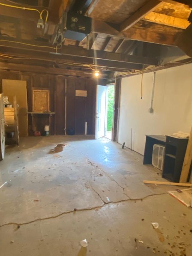 Building Photo - Quiet Neighborhood 3 Bedroom Home with Garage