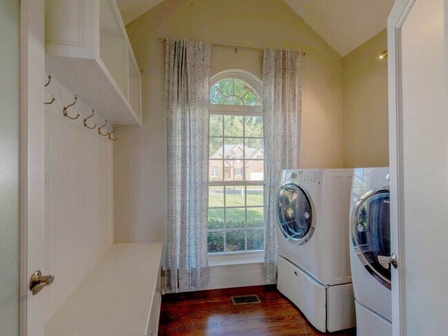 Building Photo - Move in ready Cotswold dream home.