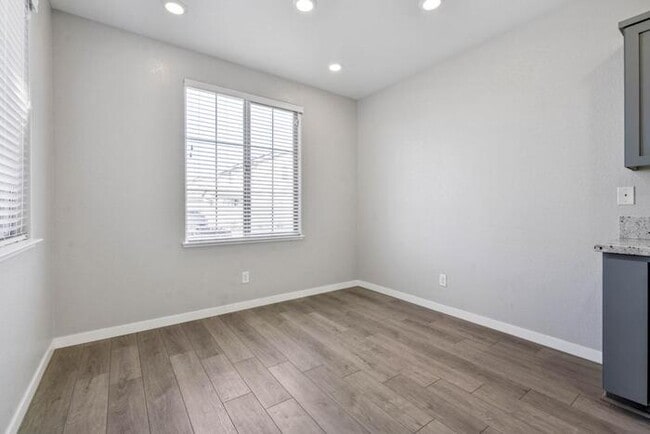 Building Photo - Beautiful Former Model Home For Rent! All the upgrades!