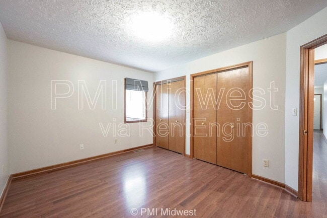 Building Photo - 406 Tulip Dr