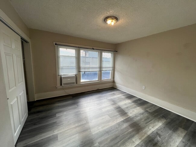 Building Photo - H301