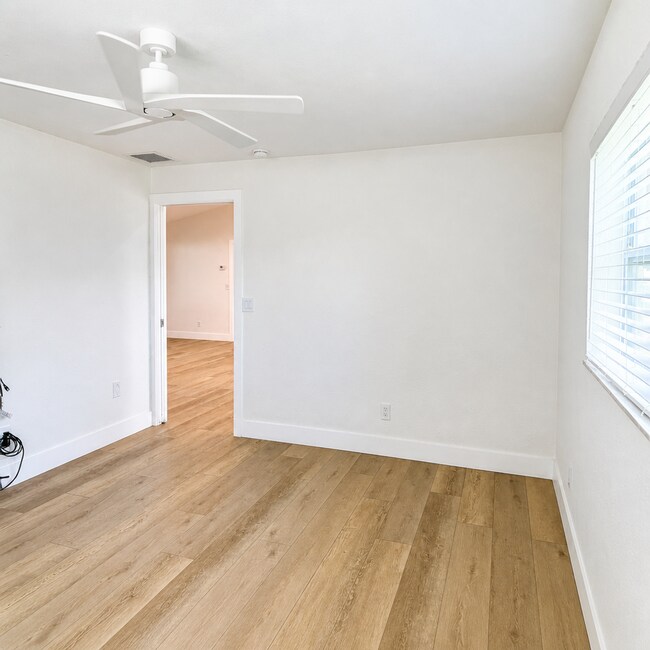 Building Photo - Updated 2/2/1 Home in Northeast St. Petersburg!