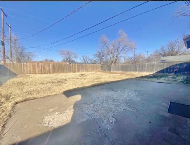 Building Photo - Great 3 bed 2bath 1 car garage now available