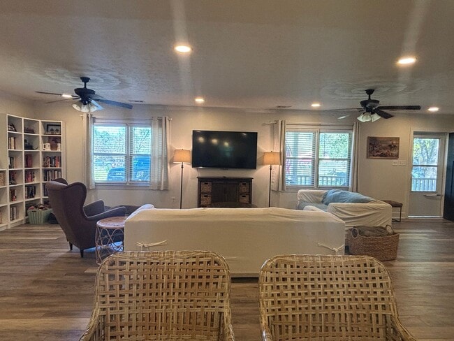 Building Photo - Lovely on Lance