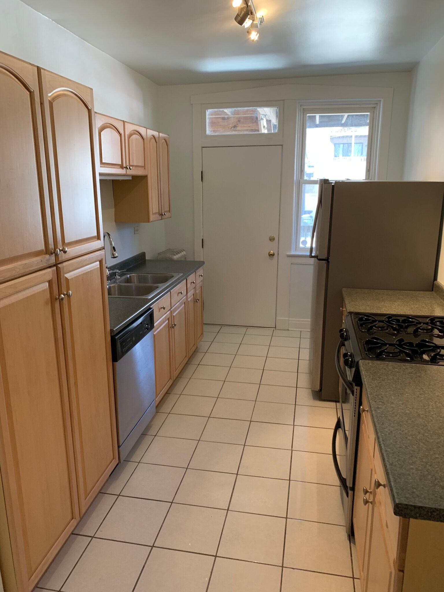 Building Photo - 1468 W Winnemac Ave