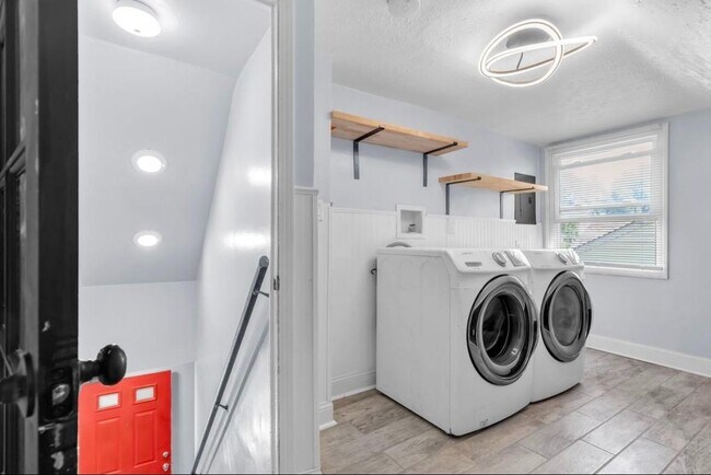 Building Photo - 10012 Elizabeth Ave