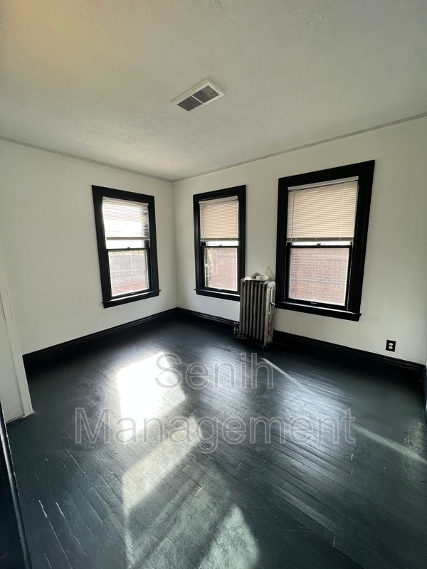 Building Photo - 2475 Gladstone St