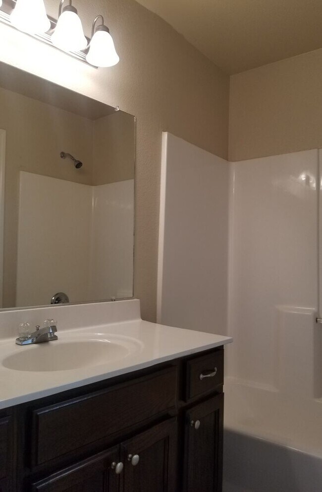 Building Photo - Charming 3 bedroom, 2 bath in Northeast El...