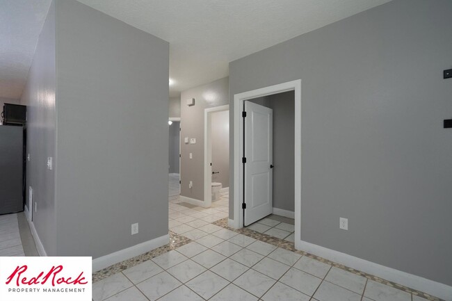 Building Photo - Lovely 2 Bedroom Condo. Pet Friendly!