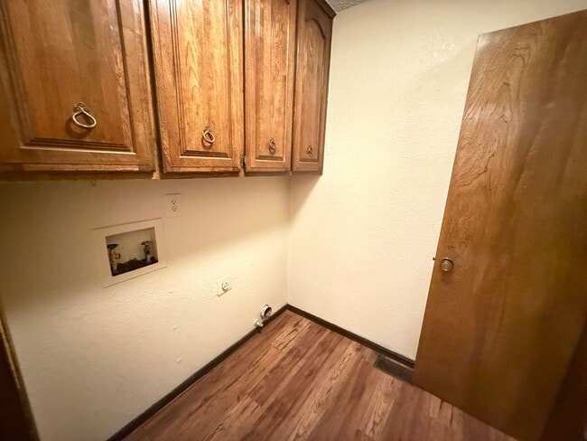 Building Photo - Vaulted Ceilings, Large Great Room! 3 bedr...