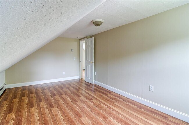Building Photo - 614 River Ave