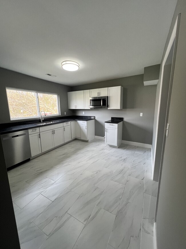 Building Photo - 1100 Tunnel Blvd