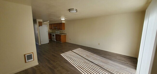 Building Photo - Renovated 2bed/1bath Flat with easy access...