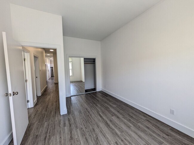 Building Photo - 1048_DIVIS