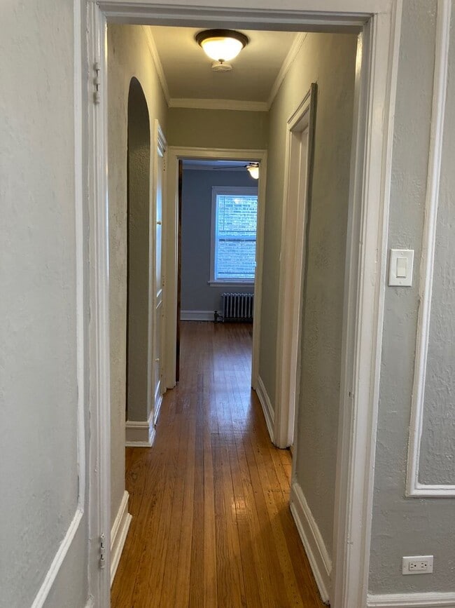 Building Photo - Ravenswood One Bedroom ~ Pets Welcome ~ Heat Included