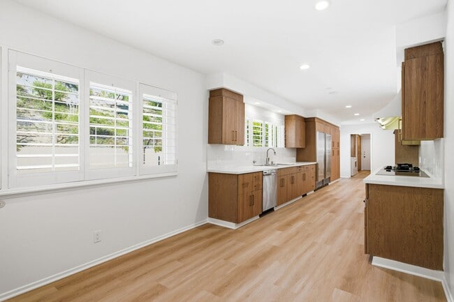 Building Photo - Alto Cedro Estate Lease