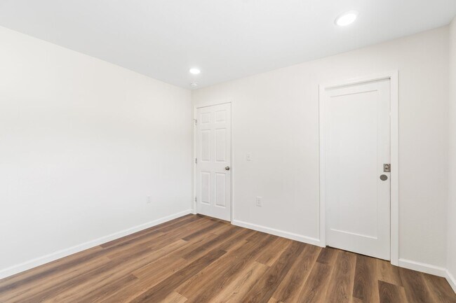Building Photo - 865 N Ulmer St