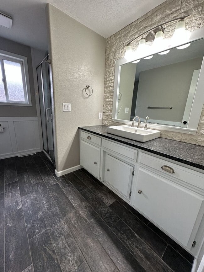 Building Photo - Pristine 3-Bedroom, 2-Bath Home with Modern Features in North Medford