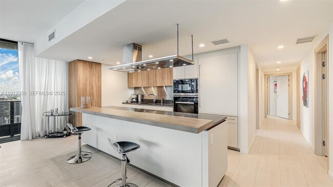 Building Photo - 1000 Brickell Plaza