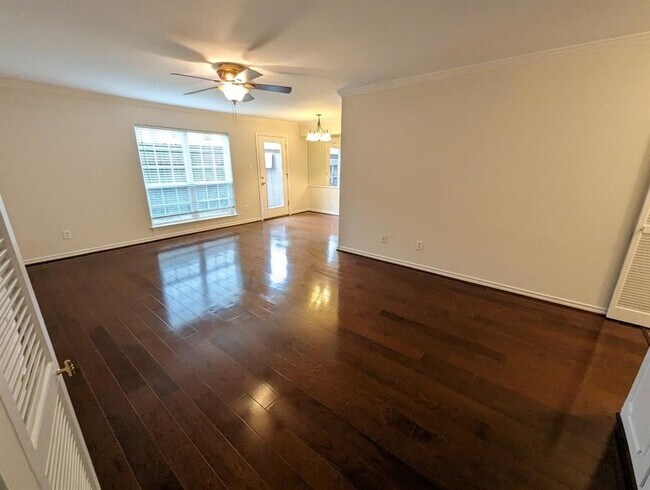 Building Photo - 355 N Post Oak Ln