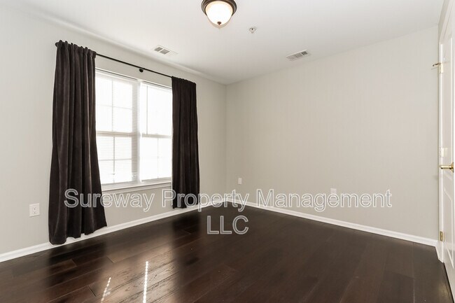 Building Photo - 8 Highbridge Ln