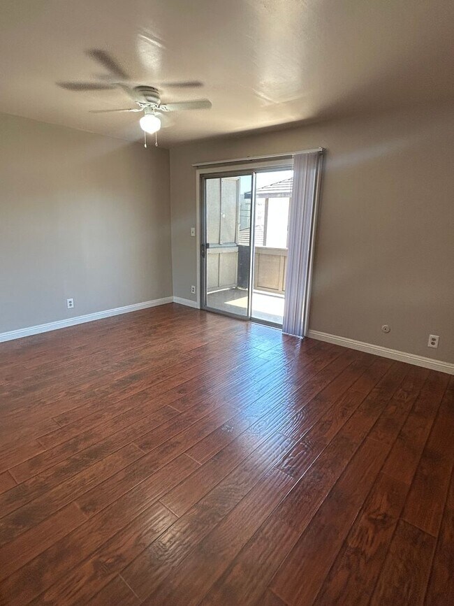 Building Photo - Spacious 2-bedroom with bonus room townhom...