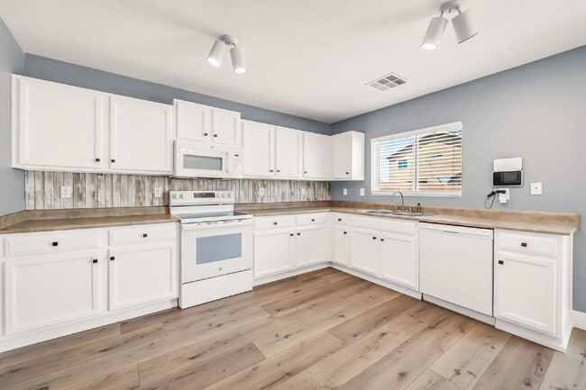 Building Photo - 2422 E Olivine Rd