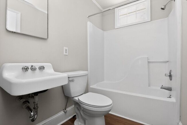 Building Photo - 3BD/2BA Single Family Home on Large Lot!