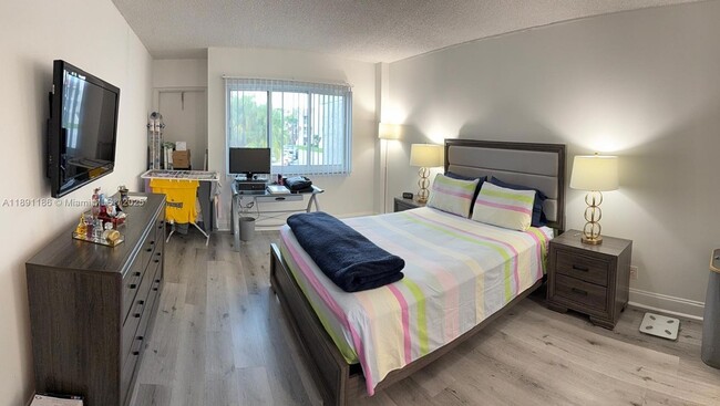 Building Photo - 140 Lakeview Dr