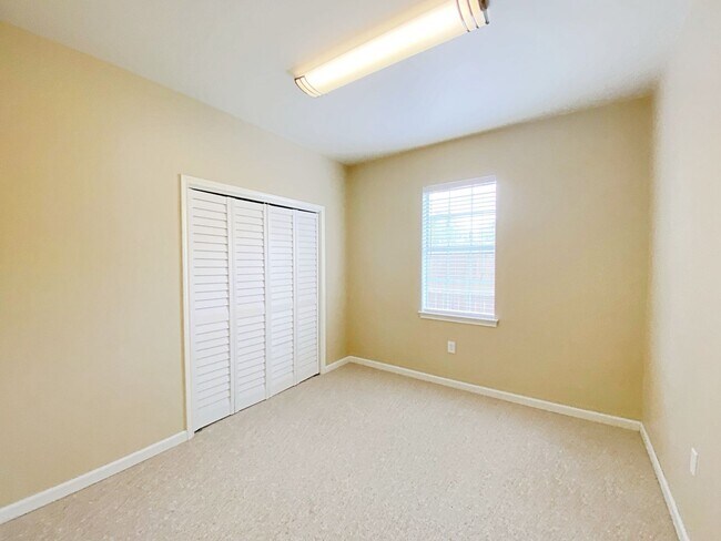 Building Photo - 4 Bedroom House Available Now in Riverbend...