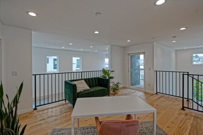 Building Photo - Custom, Modern & Spacious Tri-Level Home w...