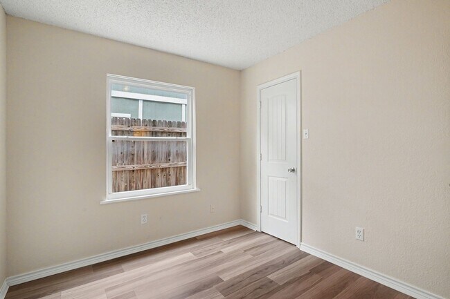 Building Photo - Charming 2-bedroom, 1-bath home in a convenient Fort Worth location!