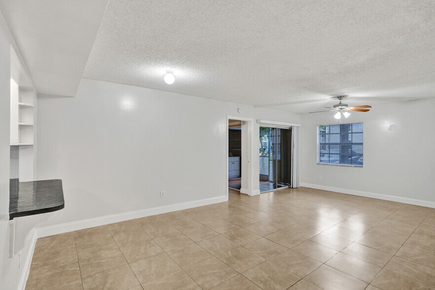 Building Photo - 447 NE 210th Circle Ter