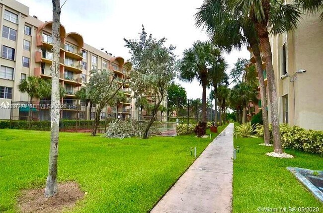 Building Photo - 9360 Fontainebleau Blvd