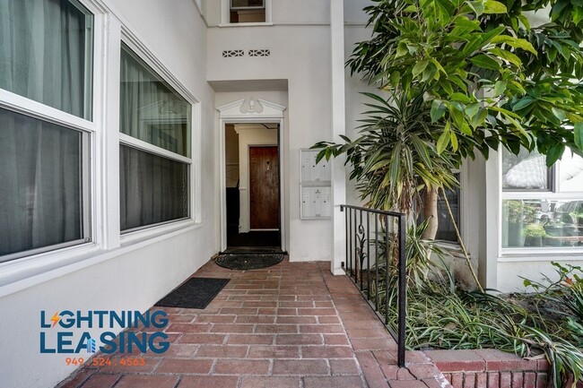 Building Photo - Stylish and Modern Living in the Heart of ...