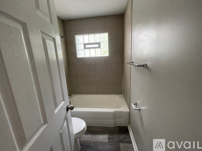 Building Photo - Amazing 3 bedroom, 1 bathroom house in Cin...