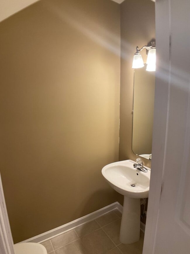 Building Photo - Gorgeous Condo in the heart of Chapel Hill