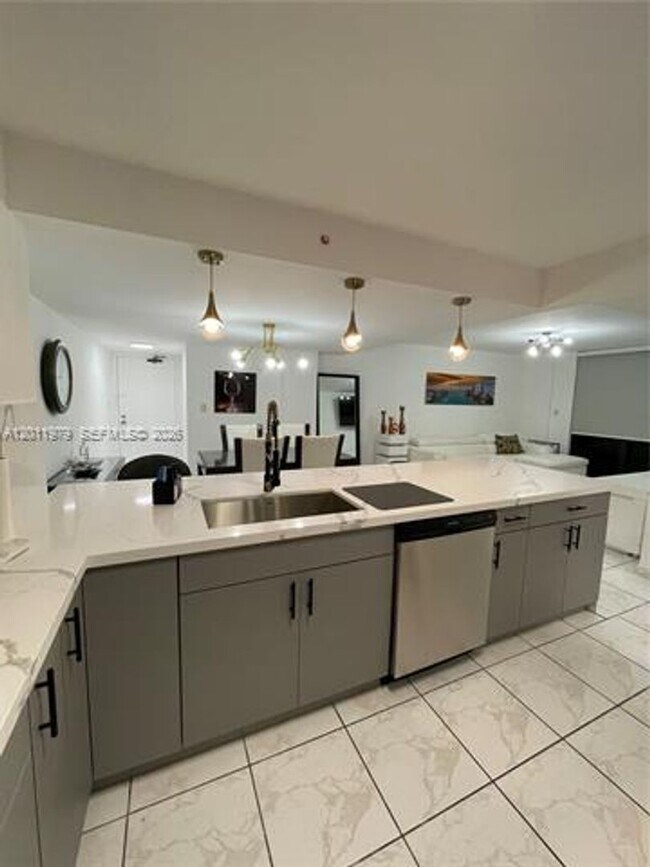 Building Photo - 1621 Collins Ave