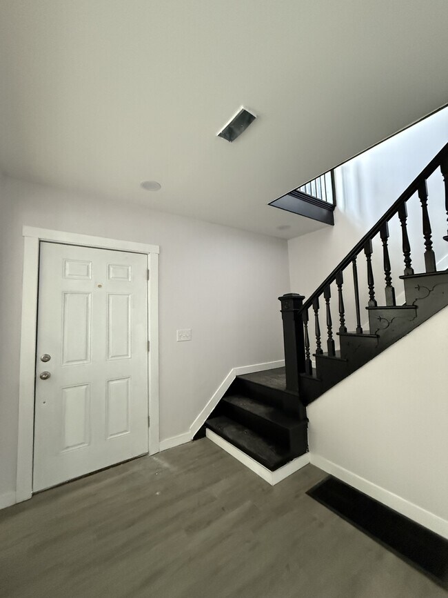 Building Photo - 421 Catherine St